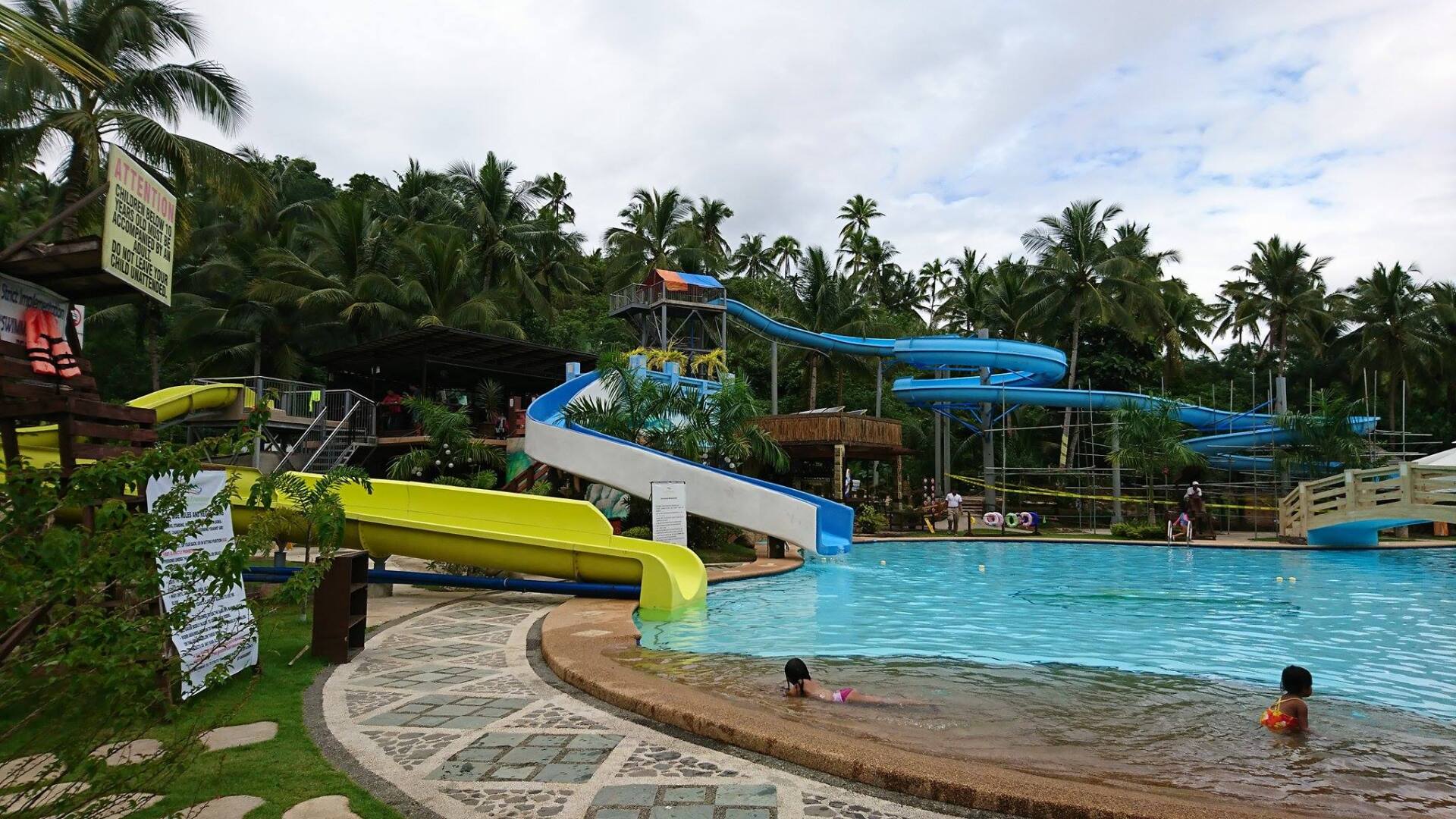 Giant+Slides+on+Swimming+Pool-8b904cd6